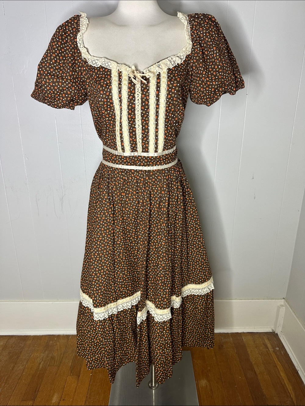 Vintage 70s Apple Heart Milkmaid Prairie Dress